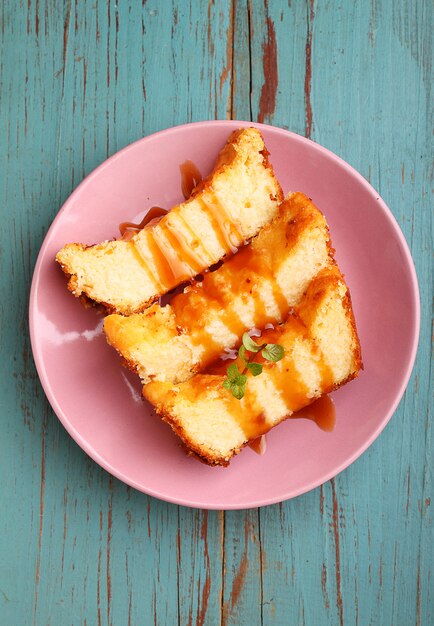 Requesón en trozos con salsa de caramelo decorado con menta. Enfoque selectivo