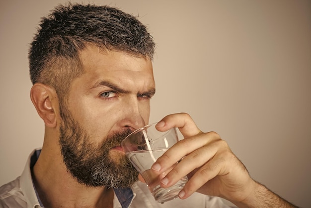 Foto resaca y sed hipster bebe agua limpia y saludable refrescante