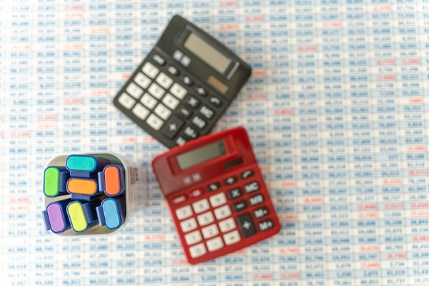 Foto resaltadores con calculadoras en la parte superior del fondo de la hoja de cálculo