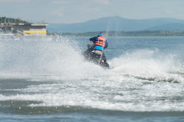 Rescatador haciendo mirador en el océano por Jet Ski