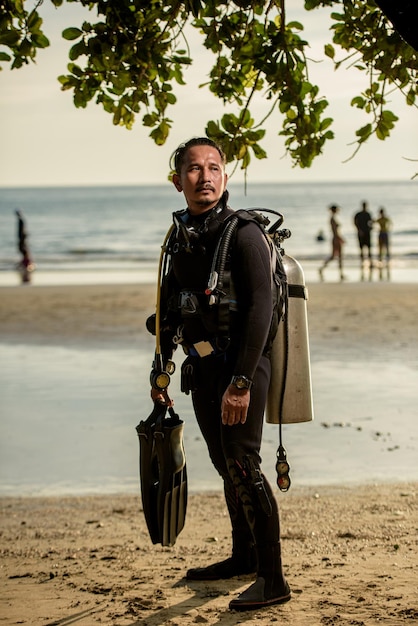 Rescate de buzos en equipo de neopreno para buceo El concepto de viajes de recreación deportiva