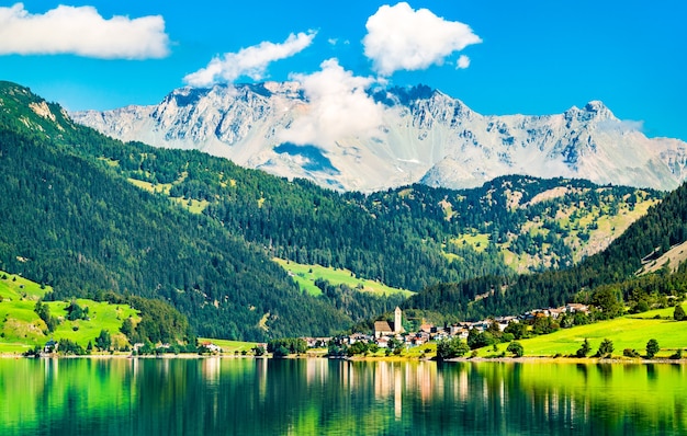 Foto reschen am see oder resia, ein dorf am reschensee in südtirol, italienische alpen