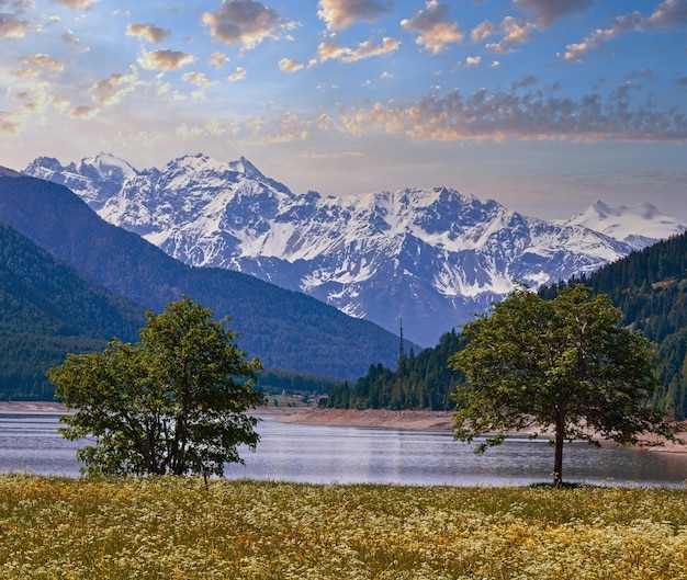 Reschensee paisaje de verano Austria