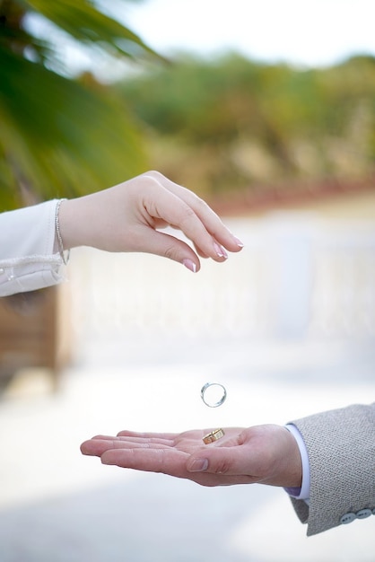 Foto rescisão do casamento divórcio devolução de uma anel de casamento