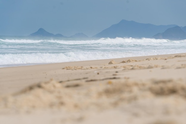 Reserva Beach in Rio de Janeiro Sonniger Tag mit einigen Wolken Leerer Strand