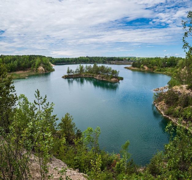 Reserva geológica de pilares de basalto y lago Ucrania