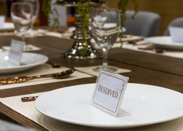 Reserva en una mesa en el restaurante.