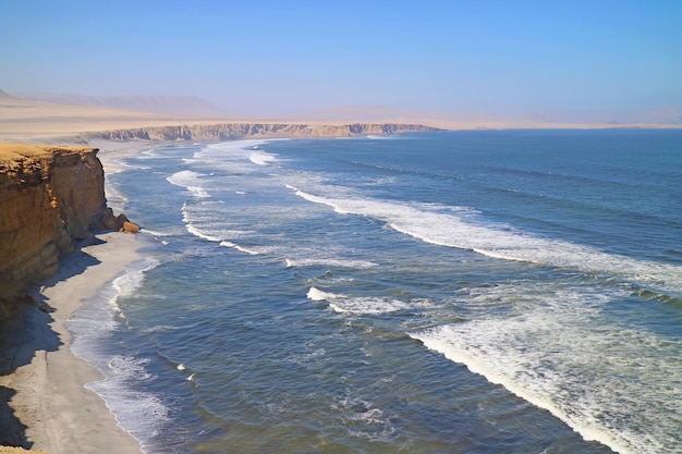 Reserva Nacional de Paracas conhecida como onde o deserto encontra o oceano na região de Ica, no Peru