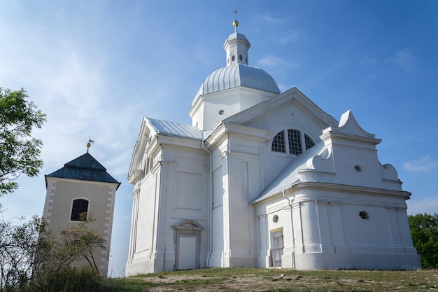 Reserva natural de la Colina Santa de Mikulov con el Vía Crucis a la Capilla de Peregrinación de San Sebastián y el Campanario Moravia República Checa día soleado de verano