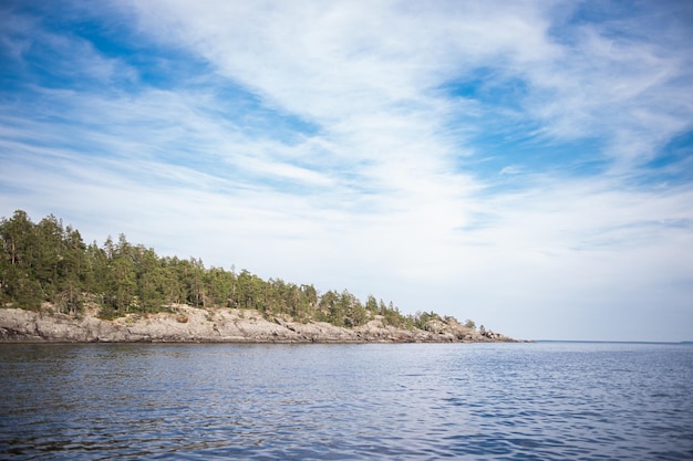 Reserva Natural de los Skerries de Ladoga en verano