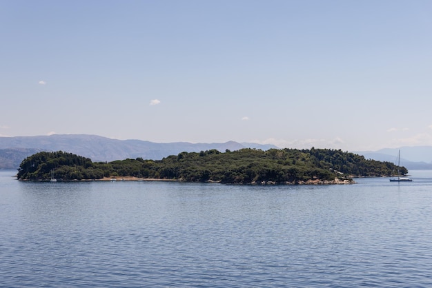 Reserva protegida isla Ptichia deshabitada en la bahía frente a la ciudad de Corfú, Islas Jónicas, Grecia