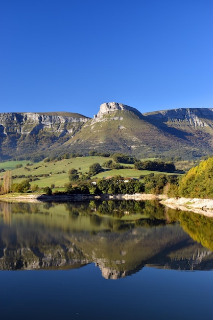 Reservatório de água de Maroão e serra da Serra Salvada. Alava. País Basco. Espanha