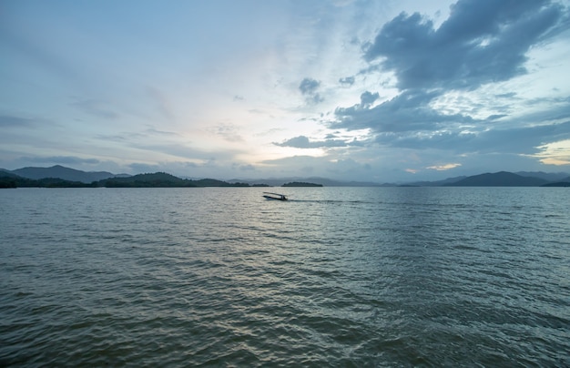 Reservatório de água na barragem de kaeng krachan