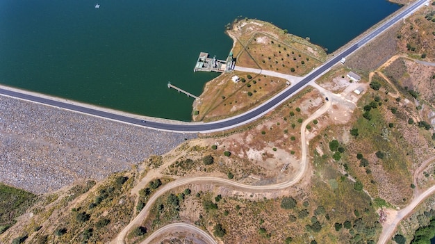 Reservatório de água odeleite, no algarve, estrada na barragem.