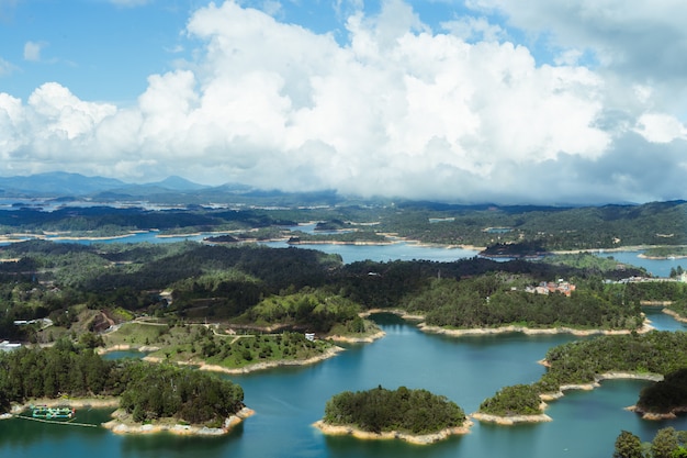 Reservatório de El Penon de Guatape. Antioquia Colombia. Paisagem da água