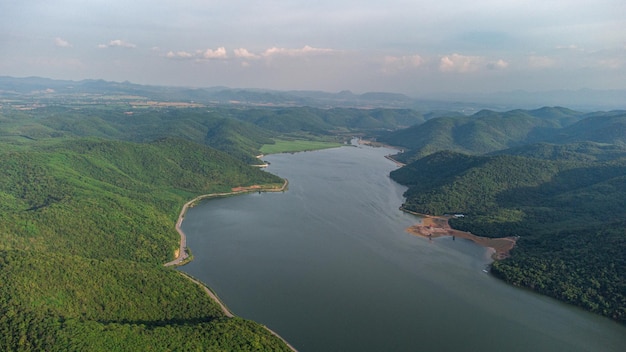 Reservatório de Muak Lek em Saraburi a partir da vista aérea de pássaros Linda natureza invisível na barragem de Muak Lek com estrada ao lado com água e colina de árvores