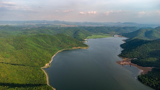 Reservatório de Muak Lek em Saraburi a partir da vista aérea de pássaros Linda natureza invisível na barragem de Muak Lek com estrada ao lado com água e colina de árvores