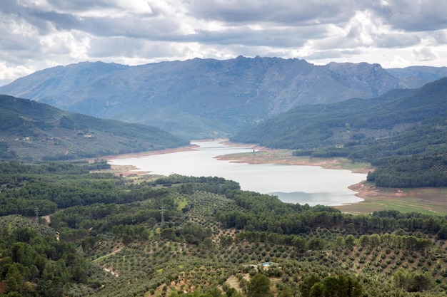 Reservatório de Tranco de Beas perto de Hornos, Cazola Segura e Parque Nacional Las Villas, Jaén, Espanha