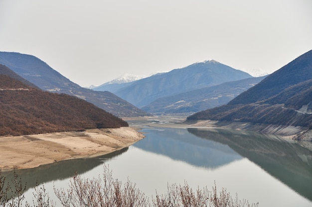 Reservatório de Zhinvali nas montanhas da Geórgia. Água azul em um fundo de montanhas.