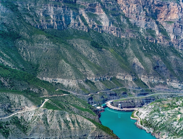 Reservatório em um desfiladeiro de montanha e a parte superior da barragem do arco de uma usina hidrelétrica