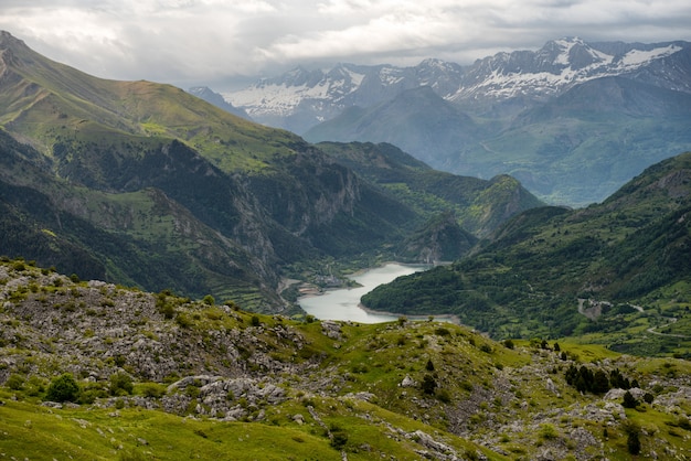 Reservatório Lanuza em Valle de Tena, Huesca, Espanha