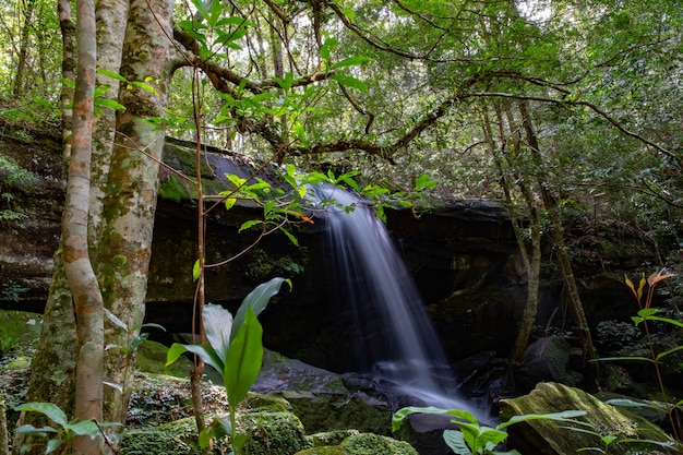 Foto reservatório natural nas montanhas