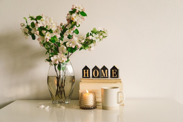 Reserve vela e vaso com flores de primavera de maçã