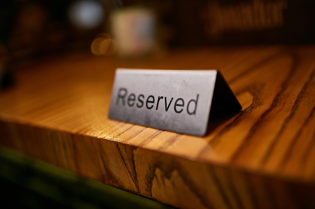Foto reservierte metallplatte in einem restaurant-bar-nachtclub reservierte metallplatte auf einem tisch