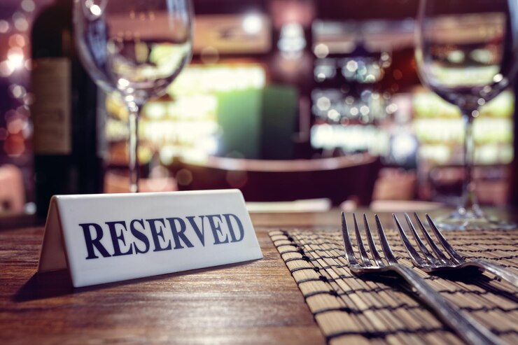 Foto reserviertes schild am restauranttisch mit barhintergrund