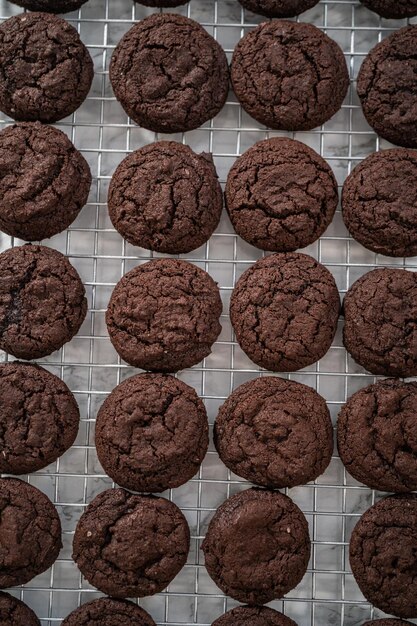 Resfriando biscoitos de chocolate recém-assados em um balcão de cozinha