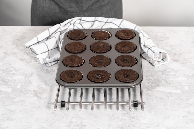 Resfriando cupcakes de chocolate recém-assados no balcão