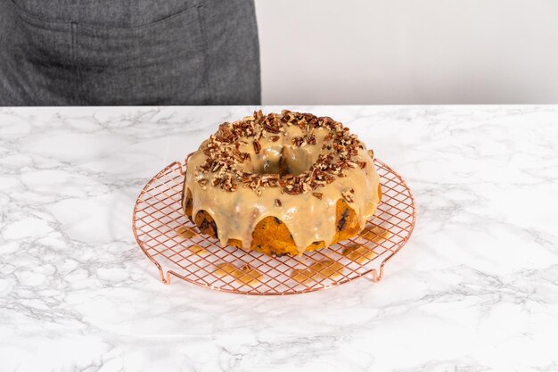 Resfriando o bolo de abóbora de chocolate recém-assado em um balcão de cozinha