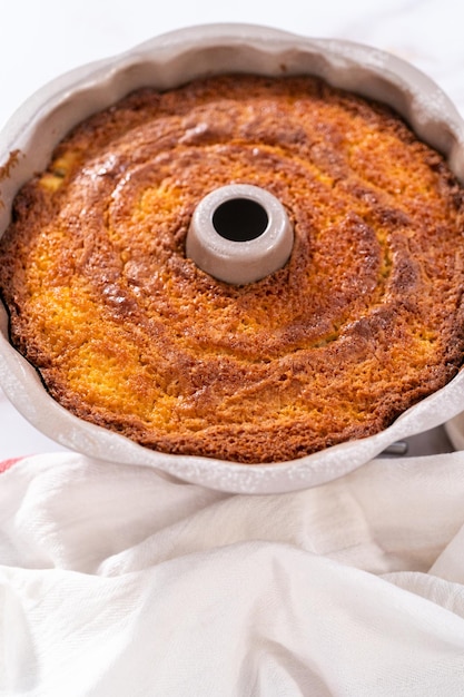 Resfriando o bolo de maçã recém-assado em um balcão de cozinha