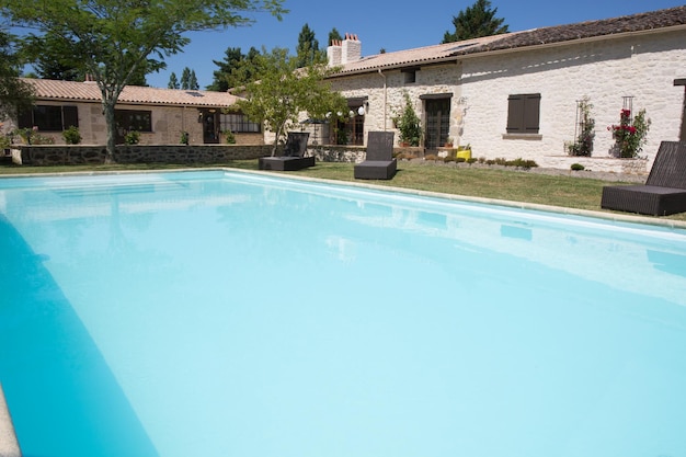 Foto residencia con piscina bajo un cielo azul