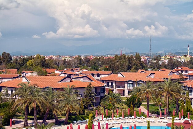 Residências de luxo ao longo do mar Mediterrâneo na Turquia