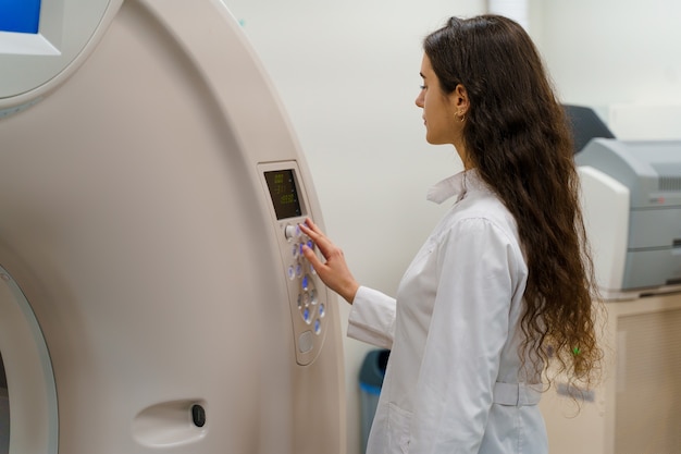 Foto residente médico realiza tomografía computarizada para el paciente