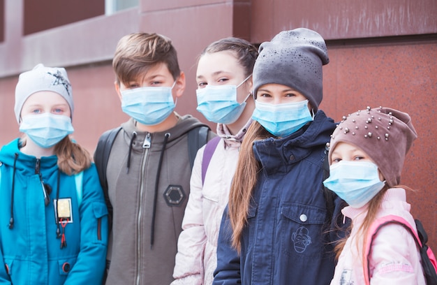 Los residentes de la ciudad, adultos y niños, observan la cuarentena y se ponen máscaras.