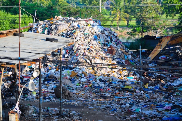 Residuos de basura de montaña en países subdesarrollados contaminación por hedorpeligrosos sedimentos aguas residuales polvo humo plomo metales pesadosGran montaña de basura