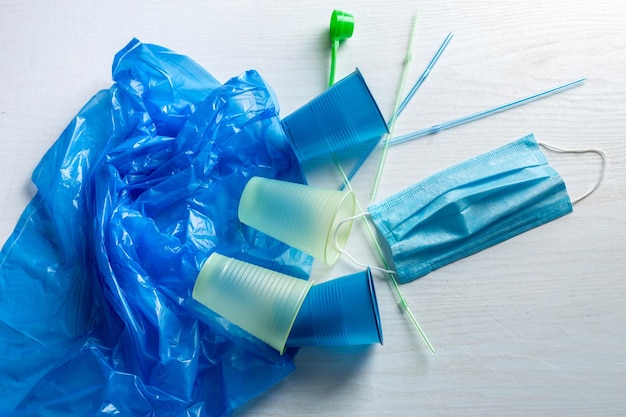 Residuos de basura Residuos de plástico Basura Vasos de plástico Bolsa de pajitas Mascarilla médica