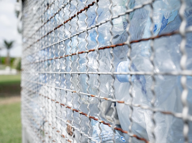 Residuos de botellas de plástico en el basurero