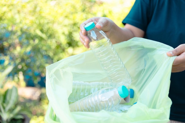 Los residuos de botellas de plástico para el reciclaje concepto de reutilización Los voluntarios almacenan botellas de plásticos en cajas de cartón en un parque Eliminación, reciclaje y gestión de residuos Buena conciencia