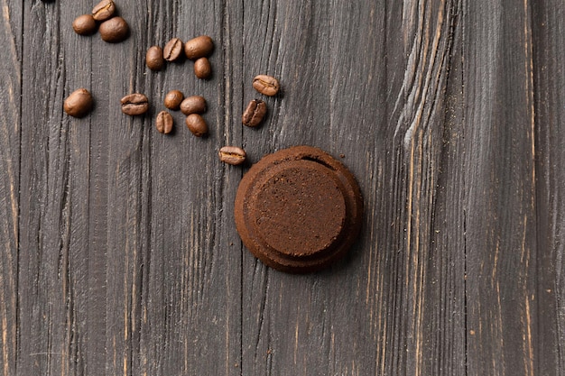 Residuos de café en una vista superior de fondo de madera negra