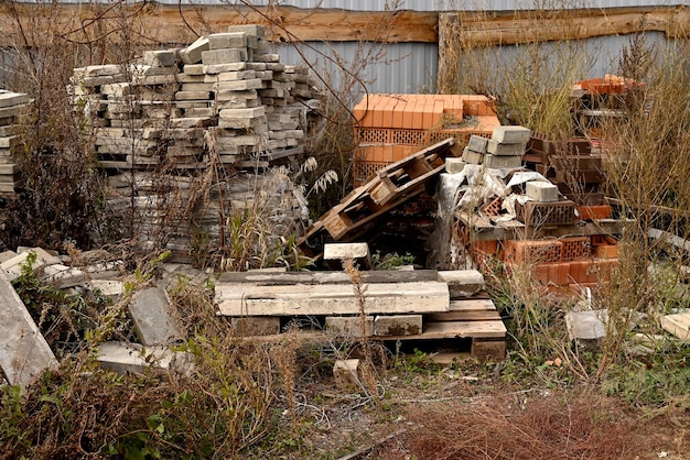 Residuos de construcción Una pila de residuos de construcción Escombros y piedras de construcción Basura abandonada Basura amontonada cerca del edificio Escena en la calle Industria de reciclaje Ecología No Ecología