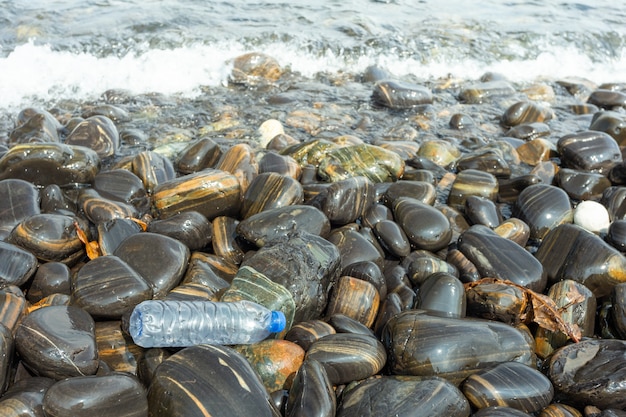 Resíduos de garrafas de plástico dispostos no mar