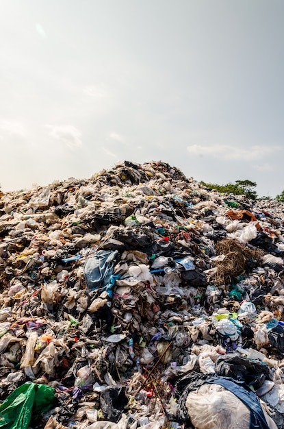 Foto resíduos de plásticos e outros resíduos na eliminação de resíduos municipal