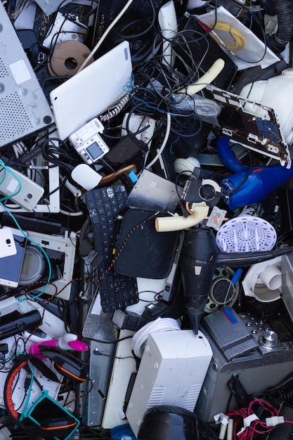 Residuos electrónicos en un centro de recogida para su posterior reciclaje. Economía circular.