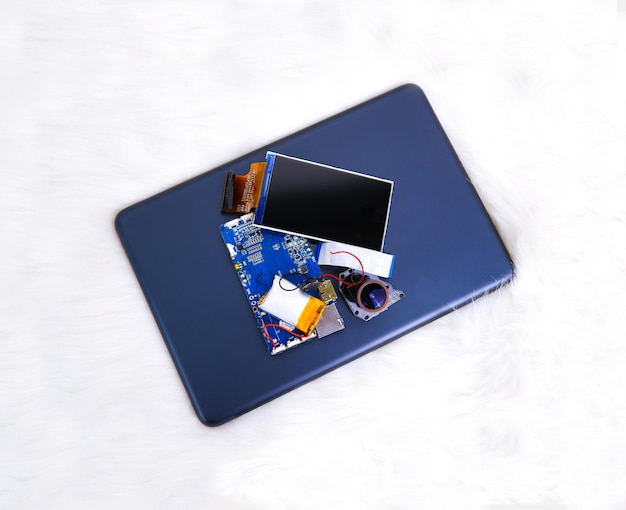 Residuos electrónicos, incluida una pantalla LCD, una placa electrónica, una batería, una lente de cámara y una tableta