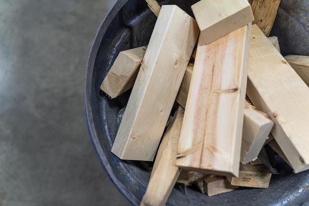 Residuos de madera de la fabricación de cajas en el contenedor para su eliminación