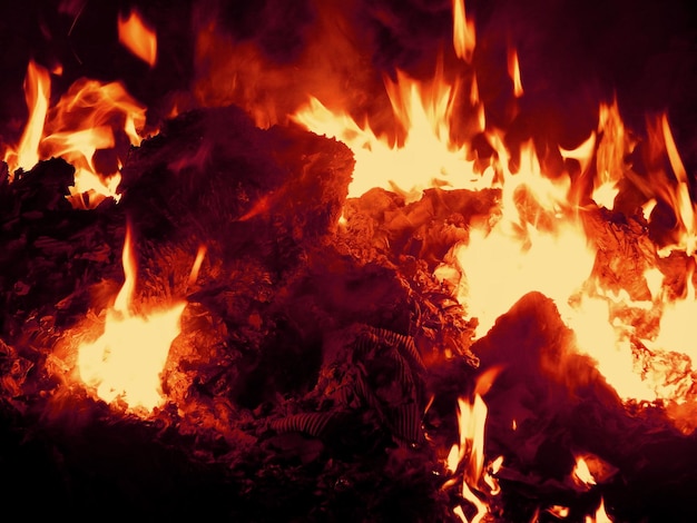 Residuos de papel de embalaje quemados en tiro macro de fuego