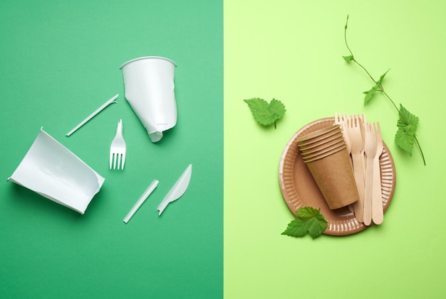 Foto resíduos plásticos não degradáveis de utensílios de mesa e pratos descartáveis provenientes do ambiente